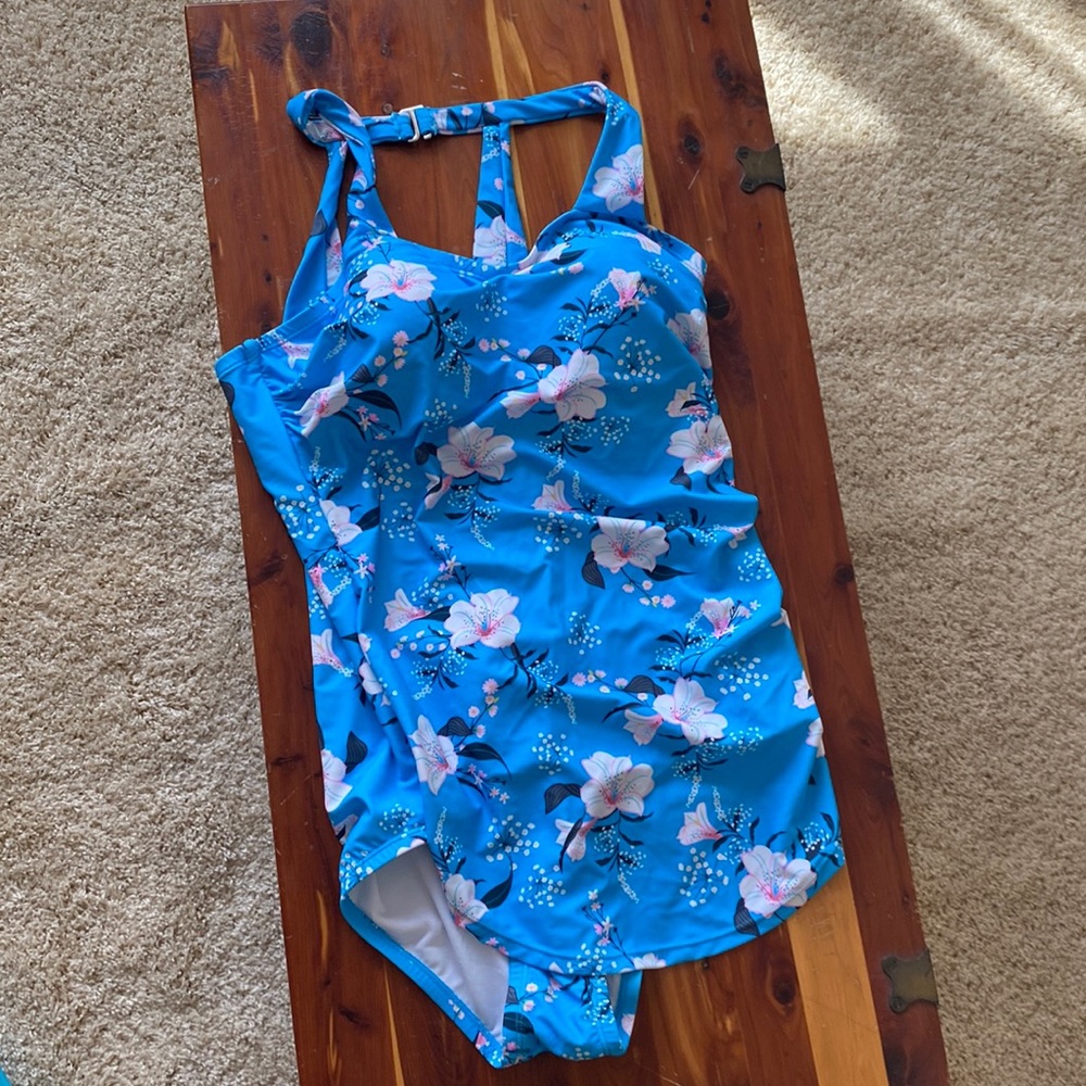 Beautiful women’s swimsuit, size large. New without tags